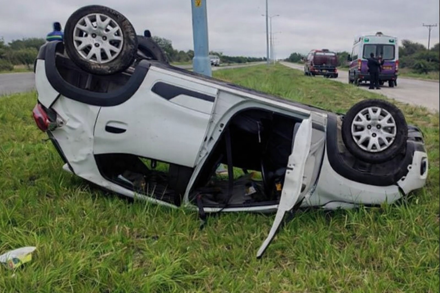 Feroz vuelco en la Autopista: un auto chocó contra un camión y uno de los ocupantes salió despedido