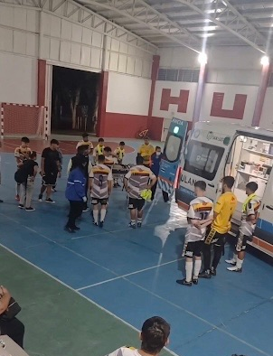 DEMORAS EN LA ASISTENCIA Y MALESTAR EN LA CANCHA