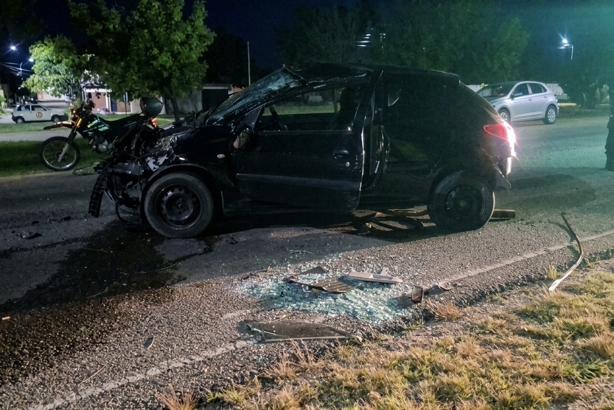 Fuerte choque en Santos Ortiz: un vehículo terminó completamente destruido