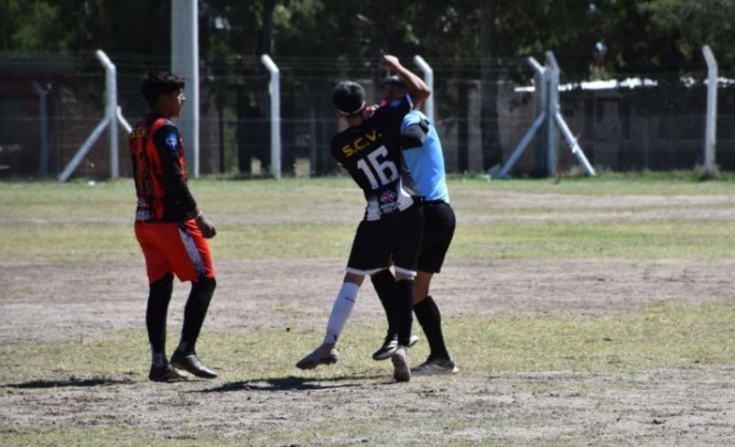 Escándalo en el fútbol infantil: jugadores de 14 años golpearon al árbitro y las familias salieron custodiadas por la Policía