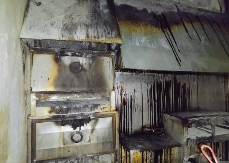 Susto extremo en Juana Koslay: se incendió la cocina de un local gastronómico y una empleada terminó hospitalizada