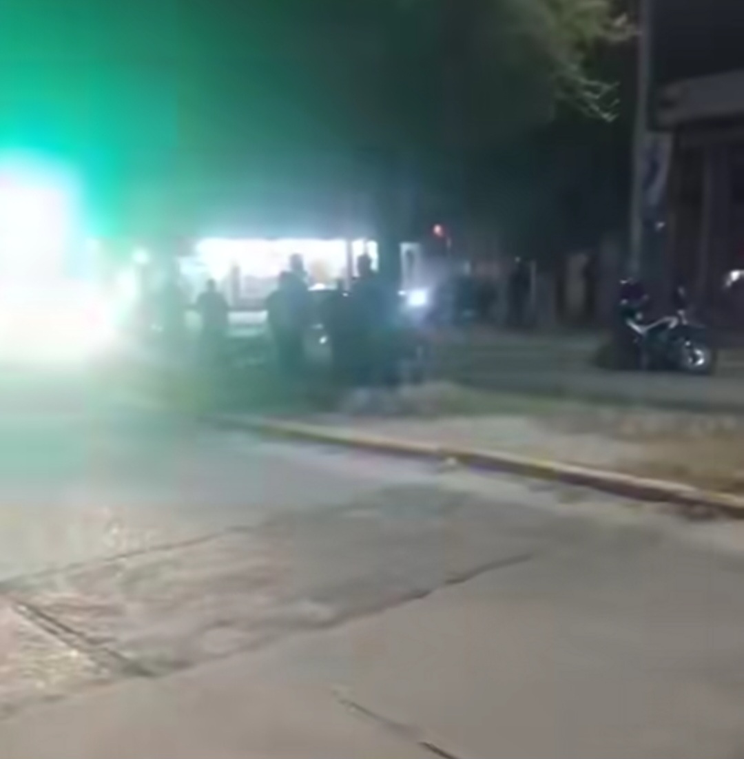 Fuerte choque entre una moto y un patrullero en avenida Sucre y Centenario.