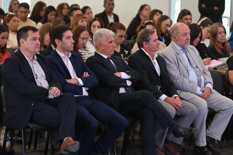 Más de 5.000 docentes y directivos comenzaron la diplomatura en IA.