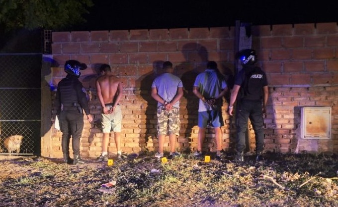 Vivir con el corazón en la boca: secuestran un arma de fuego a tres sujetos en el Barrio 1° de Mayo