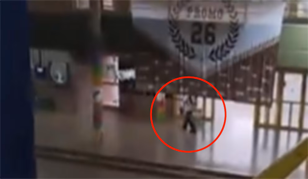 Un alumno de 15 años, su identidad se mantiene en reserva, entró armado a un colegio del Municipio de San Cristóbal, en la provincia de Santa Fe y asesinó a un compañero de 13 años. Además, hirió a otros dos chicos