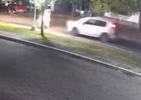 ¡Locura al volante en Córdoba! Un joven atropelló a tres chicas a plena luz del día y todo quedó filmado