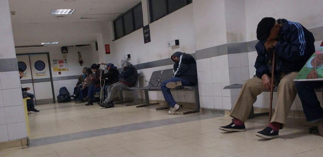 Adultos mayores obligados a madrugar para conseguir turnos