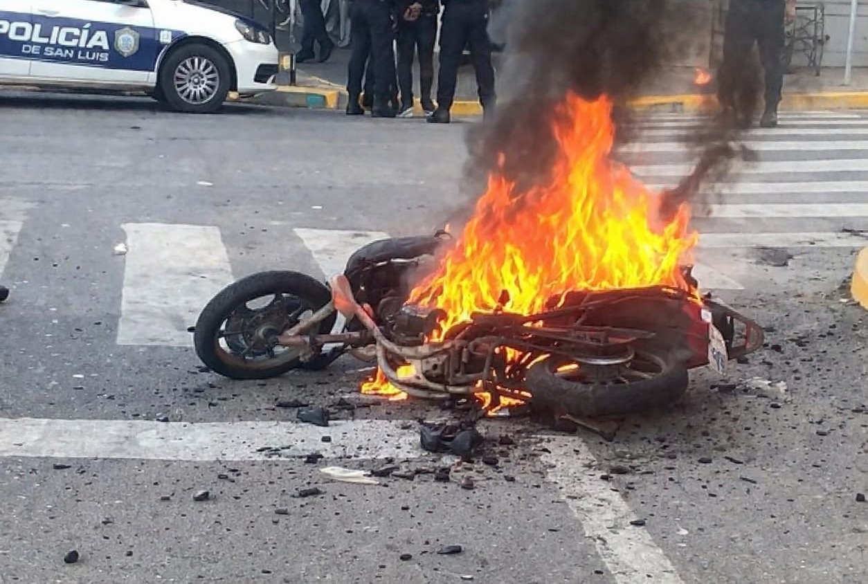 Tensión en el microcentro de San Luis: incendió su moto tras un control y terminó detenido