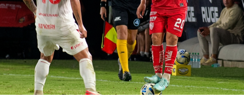 Nueva regla en el fútbol argentino: pararse sobre la pelota será sancionado con amarilla