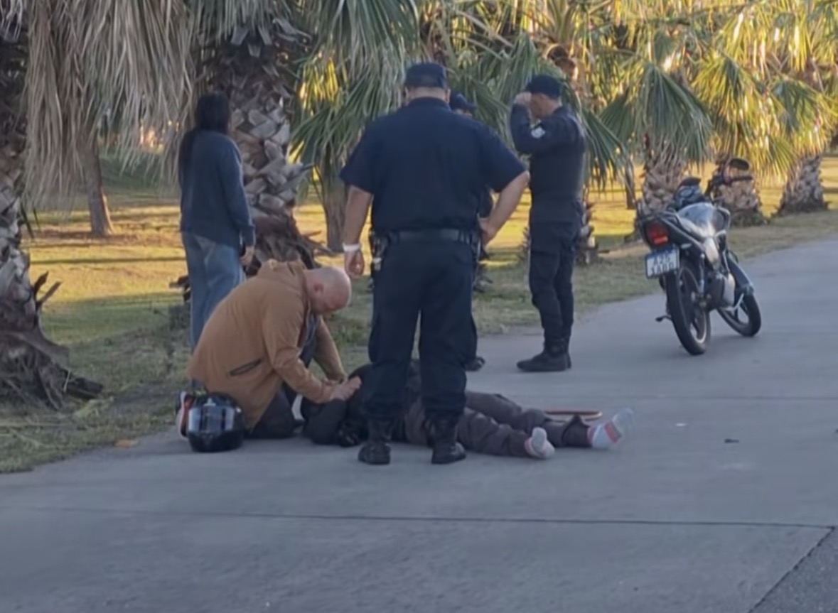 Una motociclista resultó herida tras un accidente en avenida Santos Ortiz