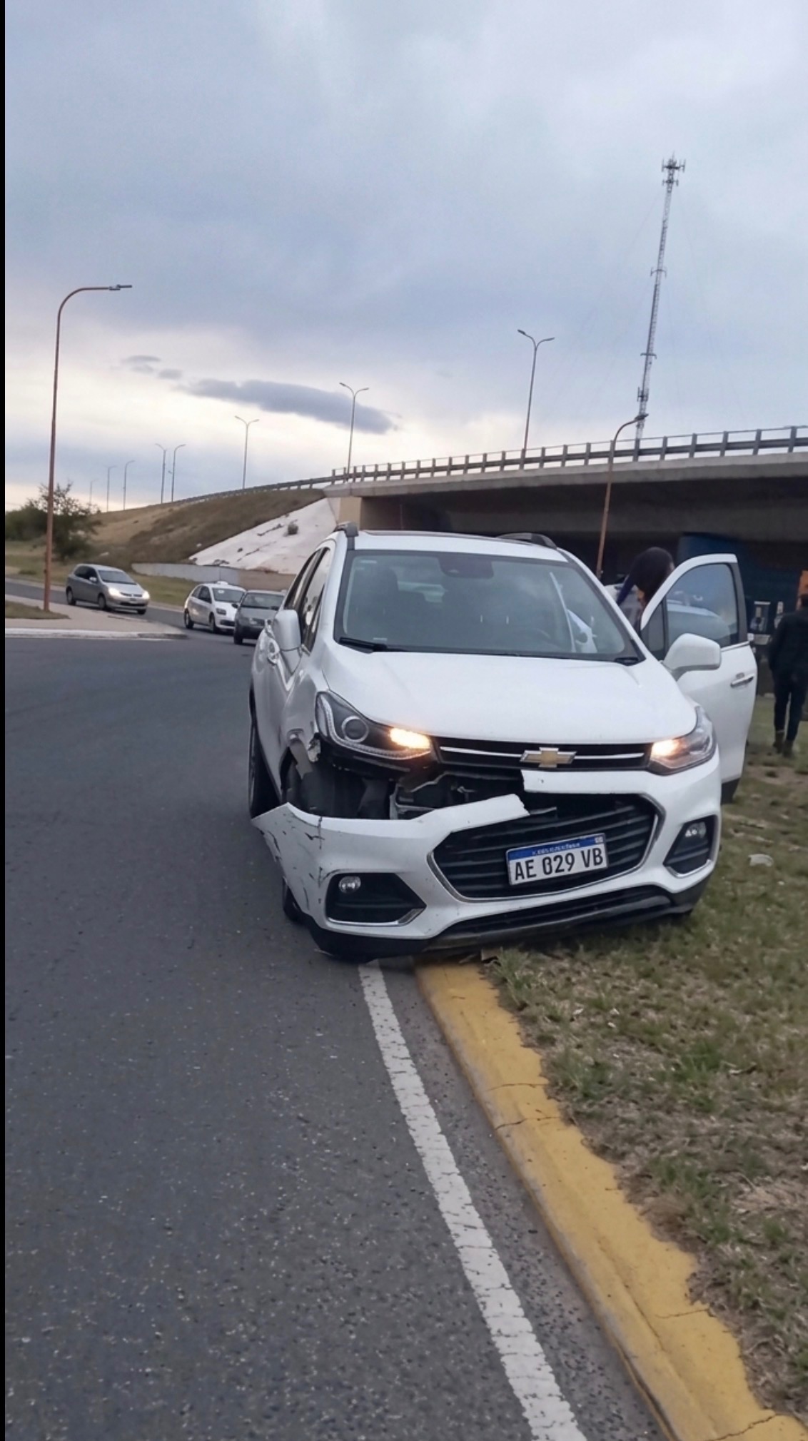 Accidente en la rotonda del viaducto: una camioneta y un colectivo protagonizaron un choque sin heridos