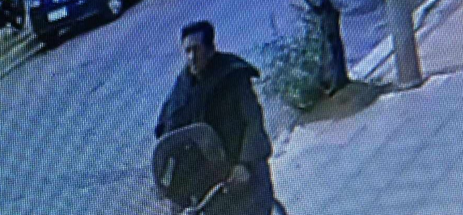 Buscan a un hombre por robar una silla y una campera de un auto estacionado en San Luis