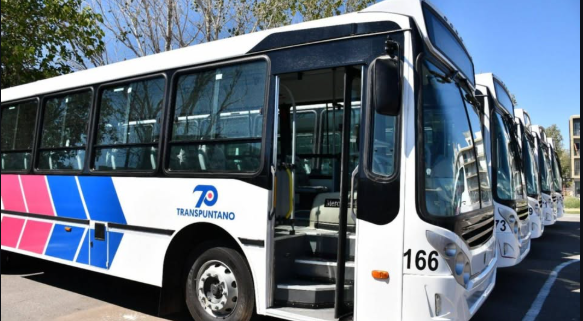 HÉROE BAJO LA LLUVIA: El aplaudido gesto de un chofer puntano en medio del temporal que inundó la ciudad