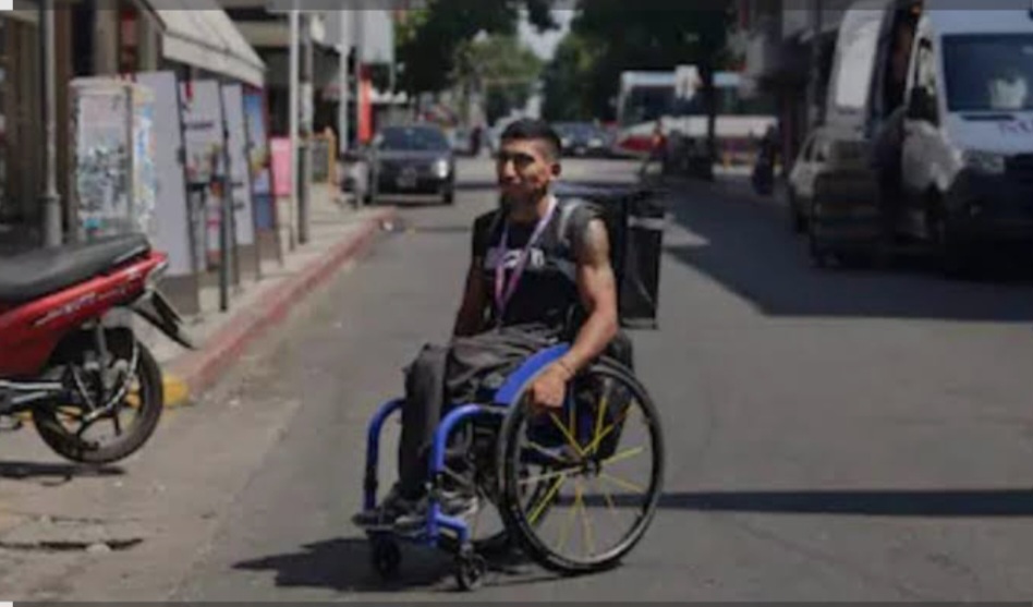 Una imagen que conmueve: un hombre en silla de ruedas trabajando como delivery