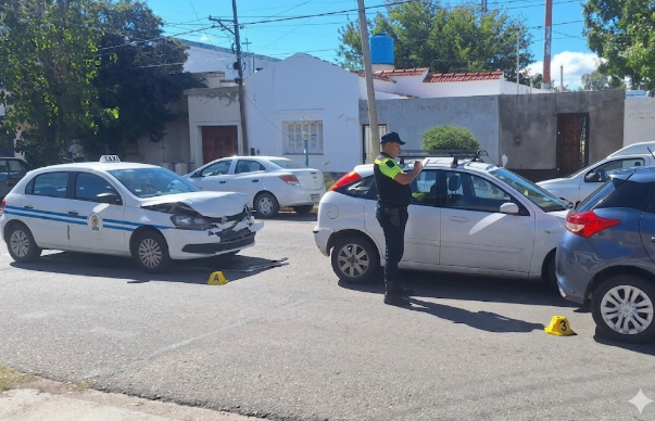Choque en cadena en avenida Perón: una mujer resultó herida tras el impacto entre tres vehículos