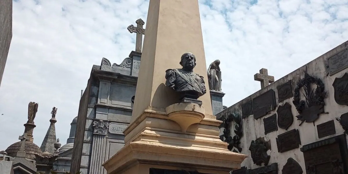 La tumba masónica de Domingo Faustino Sarmiento que sorprende en el Cementerio de Recoleta