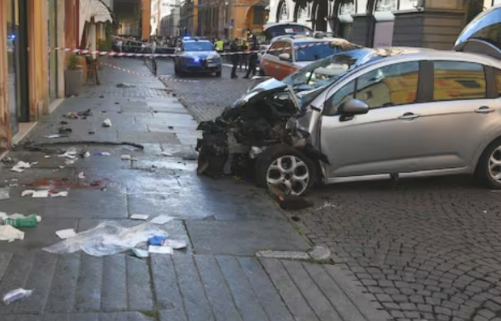 ¡TERROR EN ITALIA! Atropelló a una multitud, apuñaló a un vecino en su huida y la Justicia reveló el motivo del ataque