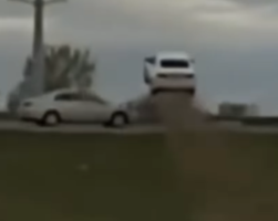 ¡DE PELÍCULA! Huía de la policía, su auto voló por encima de otro vehículo y el increíble video es furor