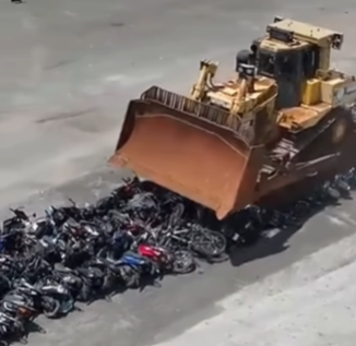 ¡TOLERANCIA CERO! Nueva York aplastó 200 motos ilegales con una topadora: ¿Se debería aplicar la misma medida en Argentina?