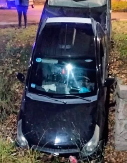 ¡BORRACHO AL VOLANTE! Perdió el control, cayó con su camioneta a un canal y estaba tan ebrio que no pudo soplar la pipeta