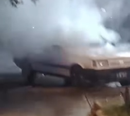 Denuncian que les incendiaron el auto por venganza tras reclamar por una moto fallada