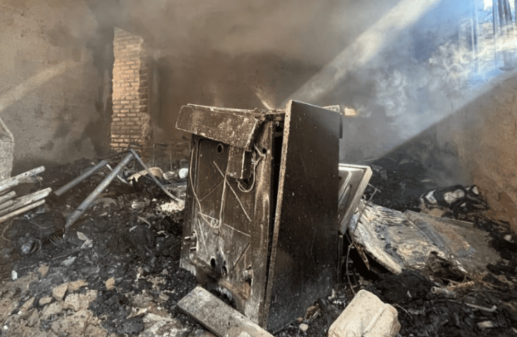 El fuego destruyó por completo una vivienda en el barrio Tibiletti: afortunadamente no hubo heridos