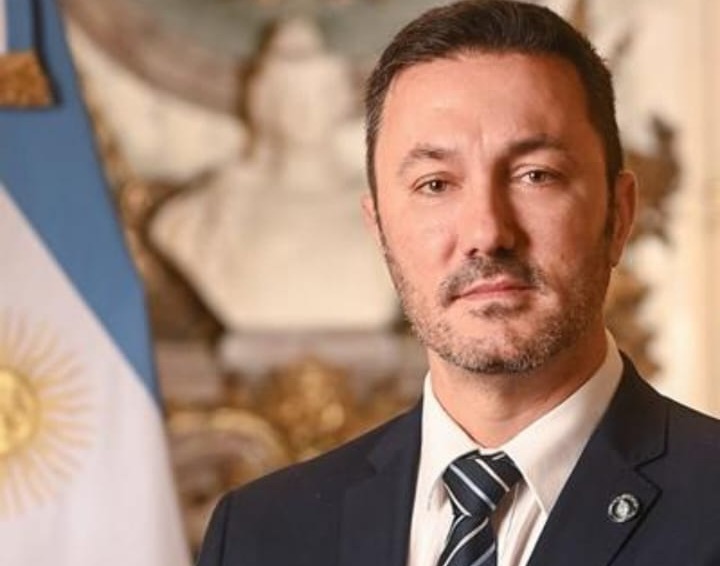 Denuncian a Luis Petri por un avión “sobrevaluado”