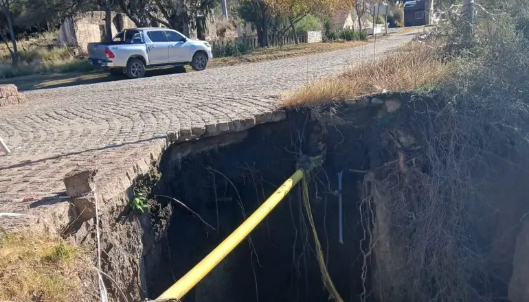 Se derrumbó parte de un camino en Estancia Grande y quedó reducido a media calzada