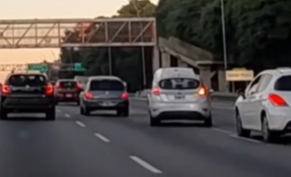 ¡PELIGRO TOTAL EN LA GENERAL PAZ! Denuncian maniobras temerarias de un conductor en plena hora pico
