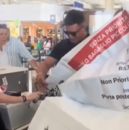 ¡TE HACEMOS EL AGUANTE! Le pagaron el pasaje a un amigo, pero le jugaron una broma inolvidable antes de subir al avión