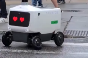 ¡CHOQUE FUTURISTA! Una camioneta se llevó puesto a un robot de reparto en pleno cruce peatonal