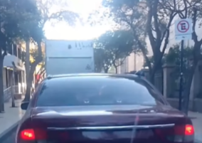 Un camión municipal no pudo levantar los nuevos contenedores y estalló el debate vecinal