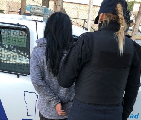 ¡ESCÁNDALO EN LA PLAZA! Demoraron a una mujer por agredir a una jubilada y golpear a una policía