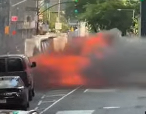 ¡PÁNICO EN WALL STREET! Un auto explotó frente al icónico Toro en Nueva York y desató el caos