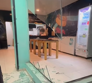 ¡INSEGURIDAD QUE NO FRENA! Destrozaron la vidriera de un local de arepas en San Luis y los dueños reaccionaron con ironía