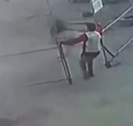 ¡PATADA NINJA SALVADORA! Un hombre evitó que su amigo muriera electrocutado con una reacción de película