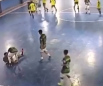 ¡BATALLA CAMPAL EN LA CANCHA! Un joven terminó hospitalizado tras una salvaje pelea en un partido de futsal en Villa Mercedes