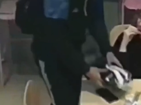 ¡CUIDADO EN LA CALLE! Joven evitó que un vendedor de medias le robara el celular con un viejo truco