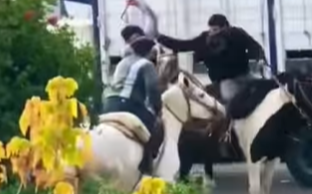 ¡ESCÁNDALO EN EL DESFILE PATRIO! Dos gauchos se trenzaron a rebencazos frente a todo el público