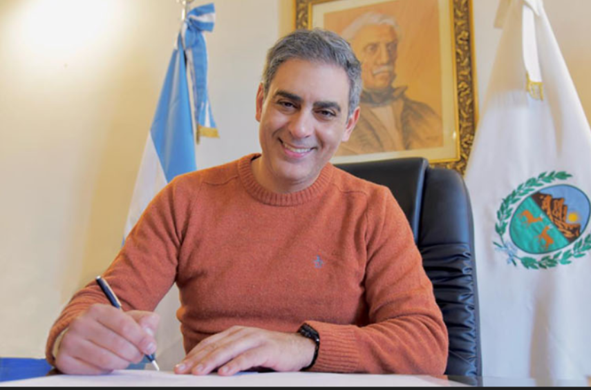 Gastón Hissa firmó la compra de un camión compactador y avanza por 12 nuevos colectivos para Transpuntano