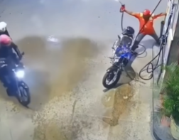 "BAÑADOS EN NAFTA": Un playero ahuyentó a dos motochorros armados a manguerazos limpios