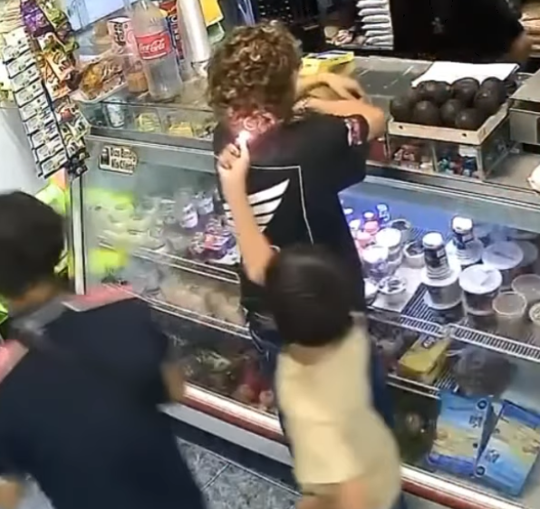 Un menor le prendió fuego el pelo a un hombre por la espalda mientras compraba