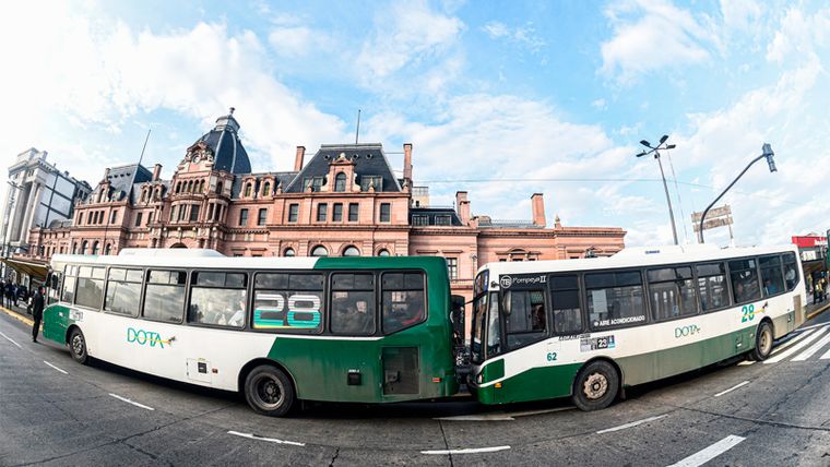 El boleto explotó: viajar en colectivo ya cuesta hasta 5 veces más que la inflación