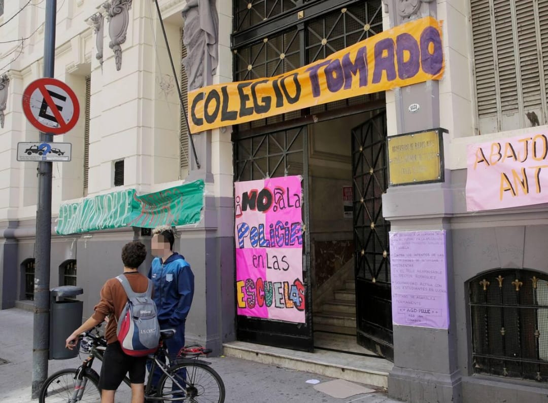 Toman 2 colegios históricos de la UBA y crece la tensión educativa