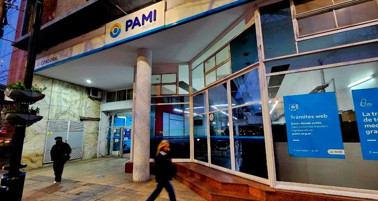 Morir haciendo trámites: una jubilada falleció mientras esperaba ser atendida en una sede del Pami en Córdoba