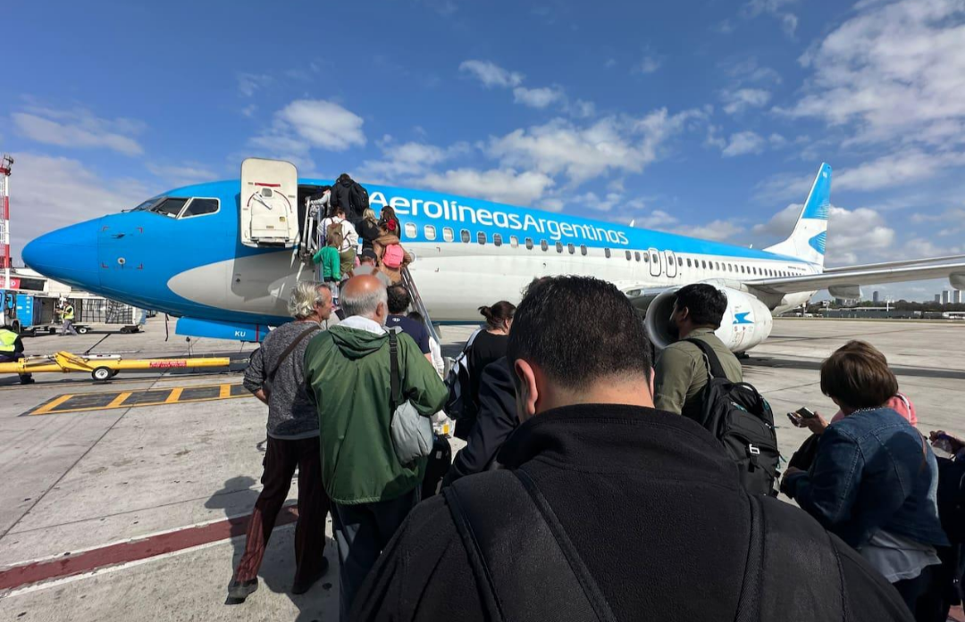 Golpe al bolsillo: vuelan las tasas y suben los pasajes