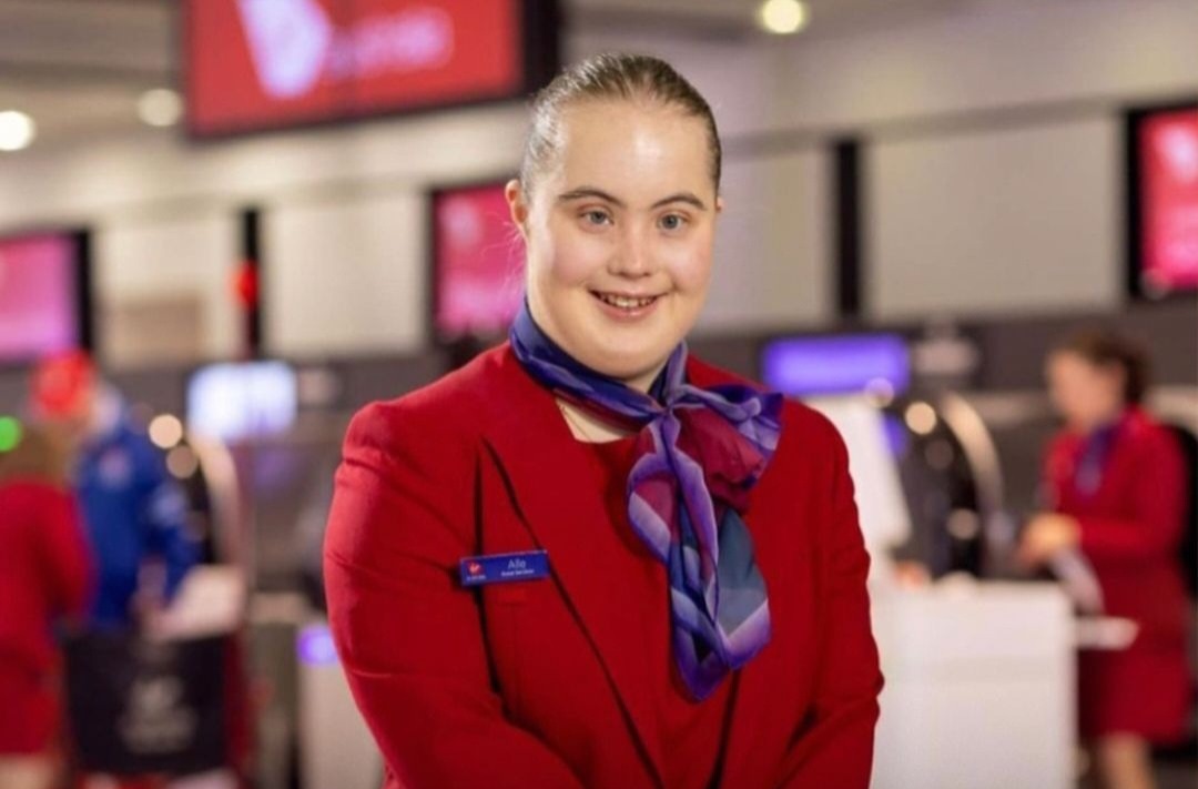 Una empleada con síndrome de Down se convierte en orgullo de una aerolínea australiana