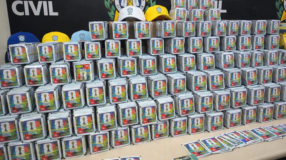 Escándalo mundialista: secuestran 200 mil figuritas truchas