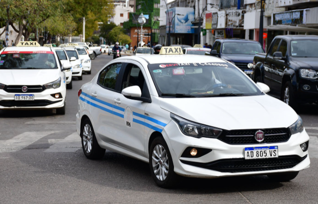 Taxis vs. Apps de transporte: hubo reunión con el Municipio y la discusión pasa a junio
