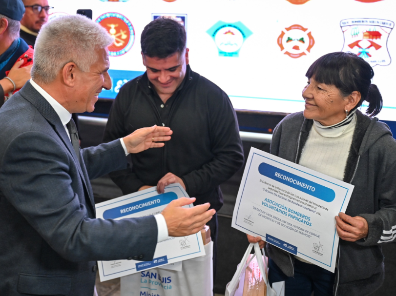 Mayor conectividad: El Gobierno entregó antenas de internet satelital a 34 cuarteles de bomberos voluntarios